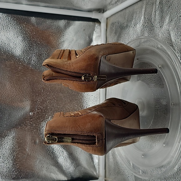 C Brown And Tan Heels BCBG - Picture 2 of 7